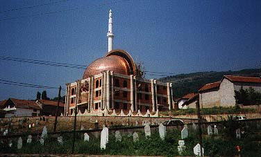eine der nagelneuen Moscheen südlich von Tetovo